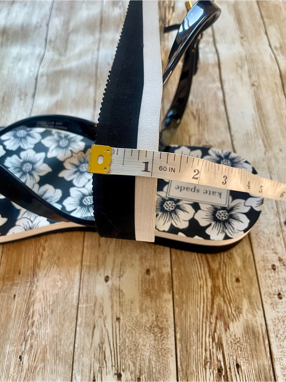 kate spade NY Nova Sandal Black & White Floral Bow Gold Charm Flip Flops W9 GUC - Picture 7 of 12